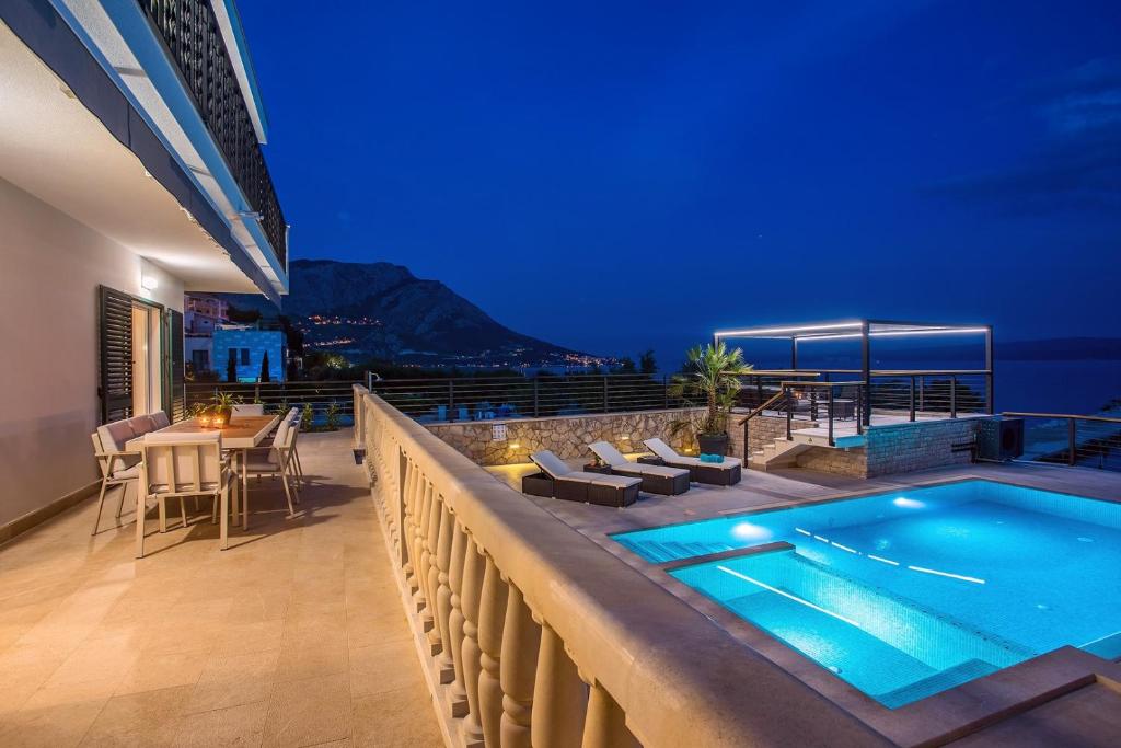 Bazén v ubytovaní Beachfront Villa Draga with 32sqm private, heated pool, 4 bedrooms, sea view alebo v jeho blízkosti