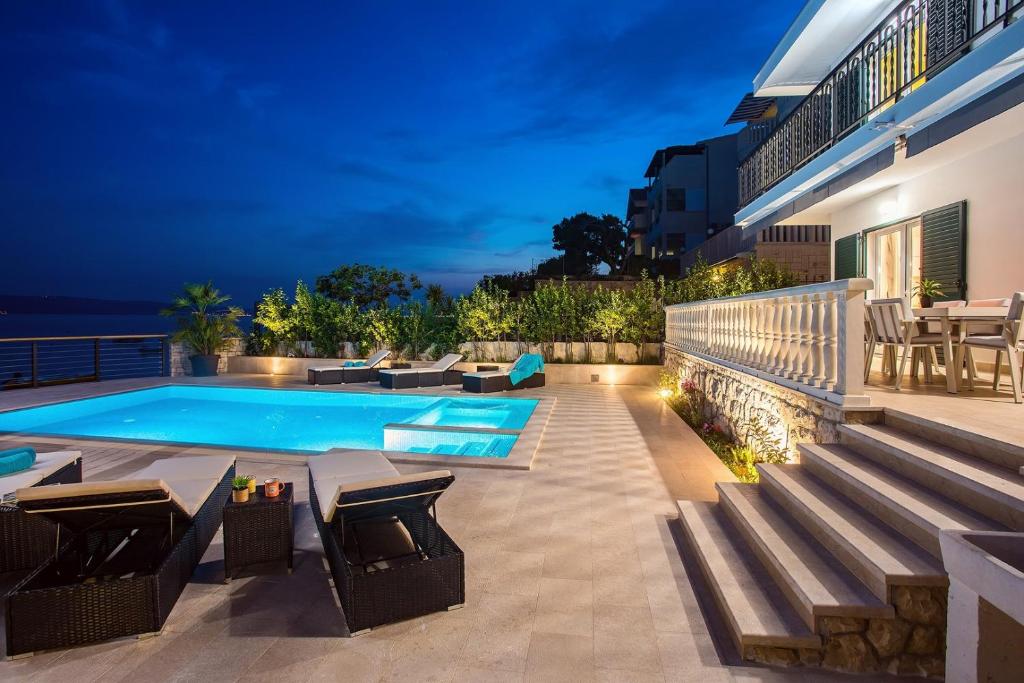 Bazén v ubytovaní Beachfront Villa Draga with 32sqm private, heated pool, 4 bedrooms, sea view alebo v jeho blízkosti
