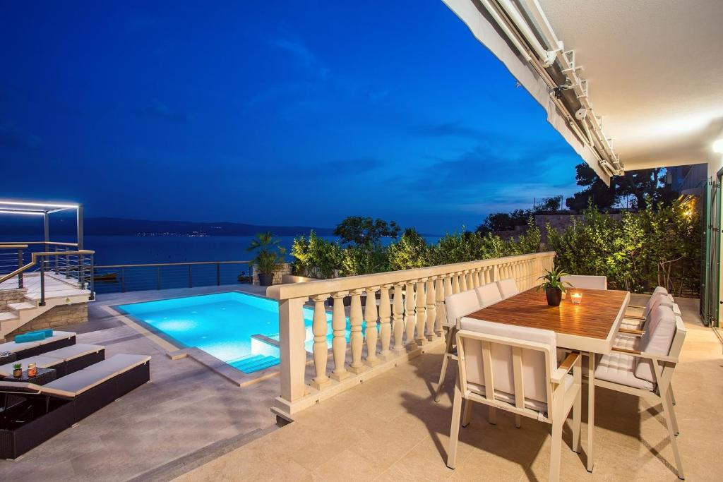 Bazén v ubytovaní Beachfront Villa Draga with 32sqm private, heated pool, 4 bedrooms, sea view alebo v jeho blízkosti
