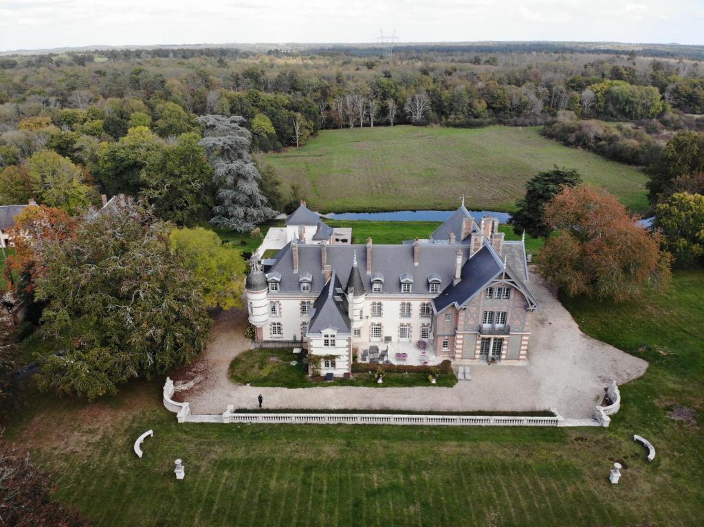 una vista aérea de una gran casa en un campo en Chateau de La Faye, en Ménétréol-sur-Sauldre