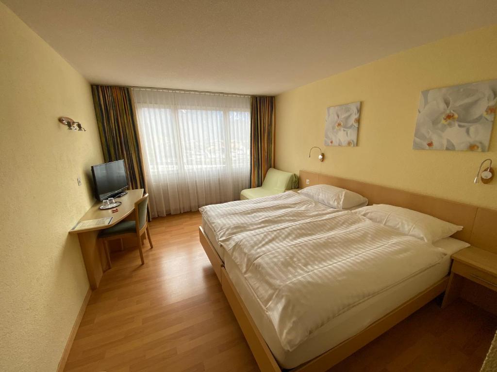 Postel nebo postele na pokoji v ubytování Das Hotel Sherlock Holmes