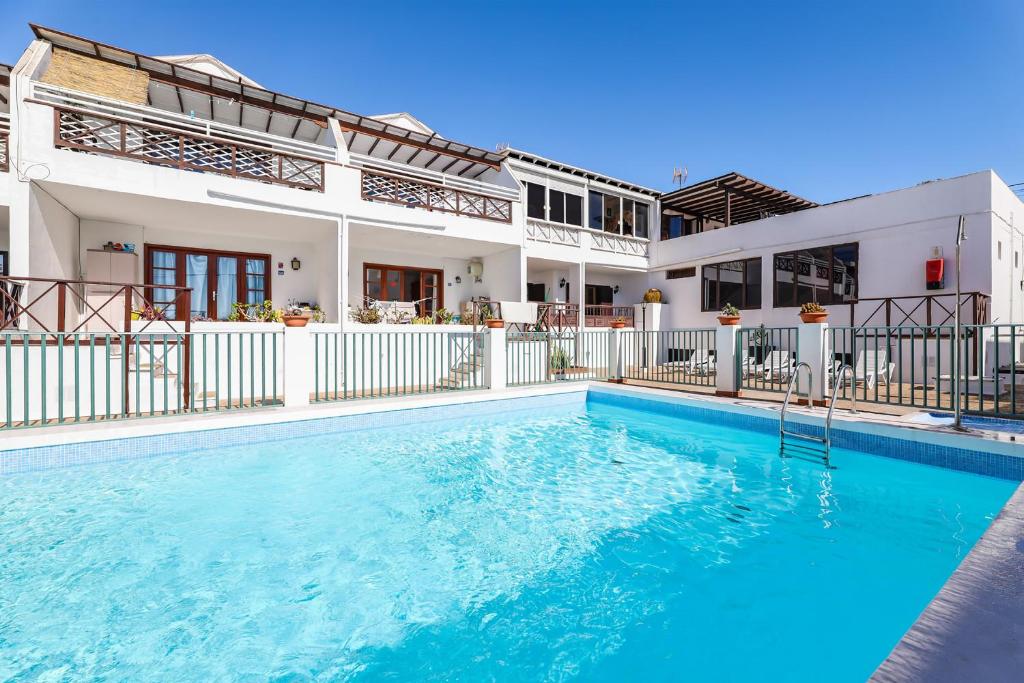 The swimming pool at or close to Blue Sky apartment