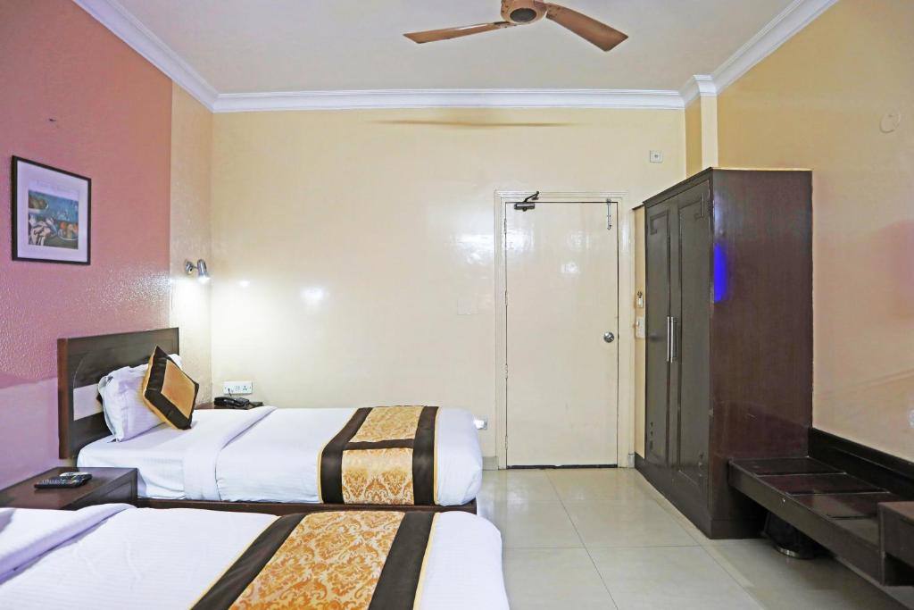 Postel nebo postele na pokoji v ubytování Hotel Tashkent Palace - Near New Delhi Railway Station