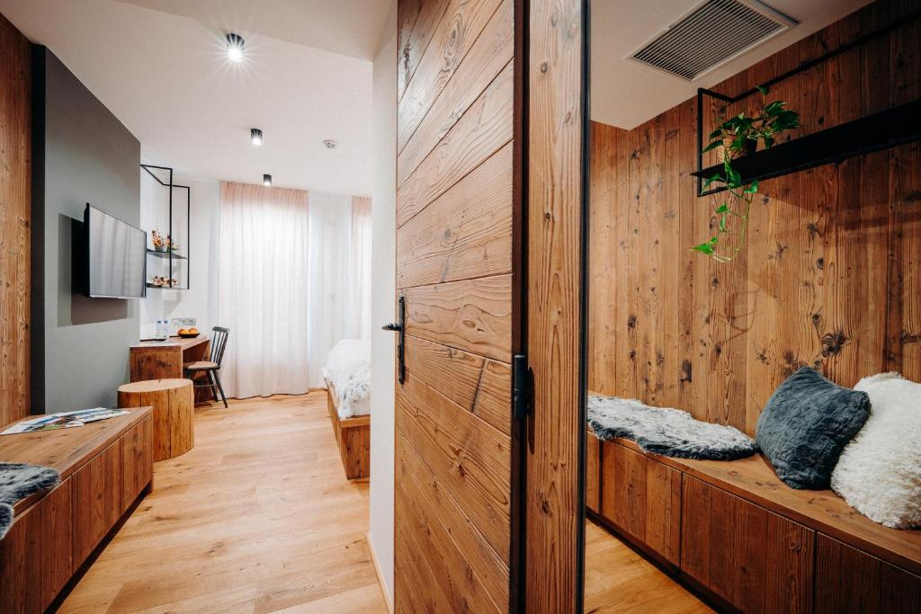 Televízia a/alebo spoločenská miestnosť v ubytovaní JOHAN HOTEL