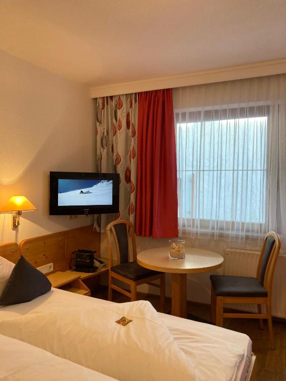 TV a/nebo společenská místnost v ubytování Hotel am Römerweg