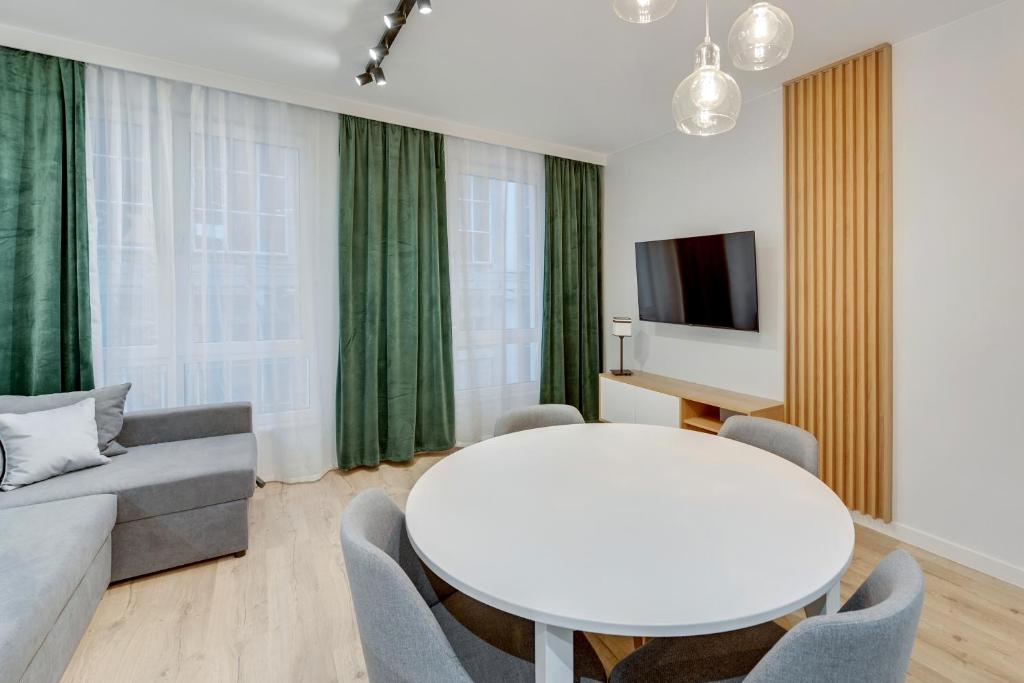 Telewizja i/lub zestaw kina domowego w obiekcie Comfort Apartments Wilcza