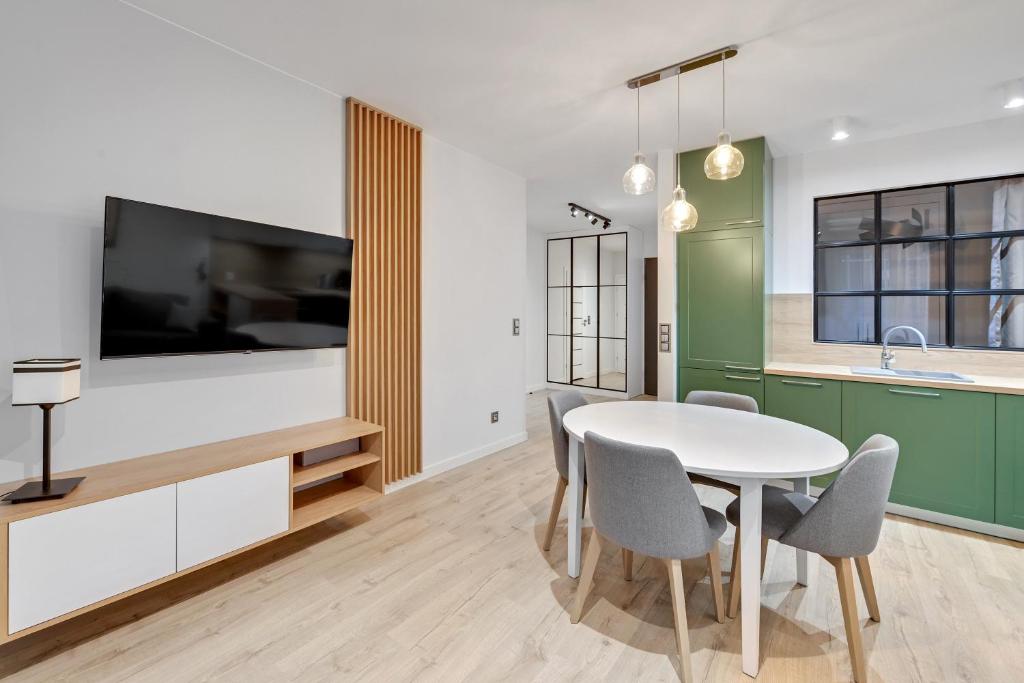 Telewizja i/lub zestaw kina domowego w obiekcie Comfort Apartments Wilcza