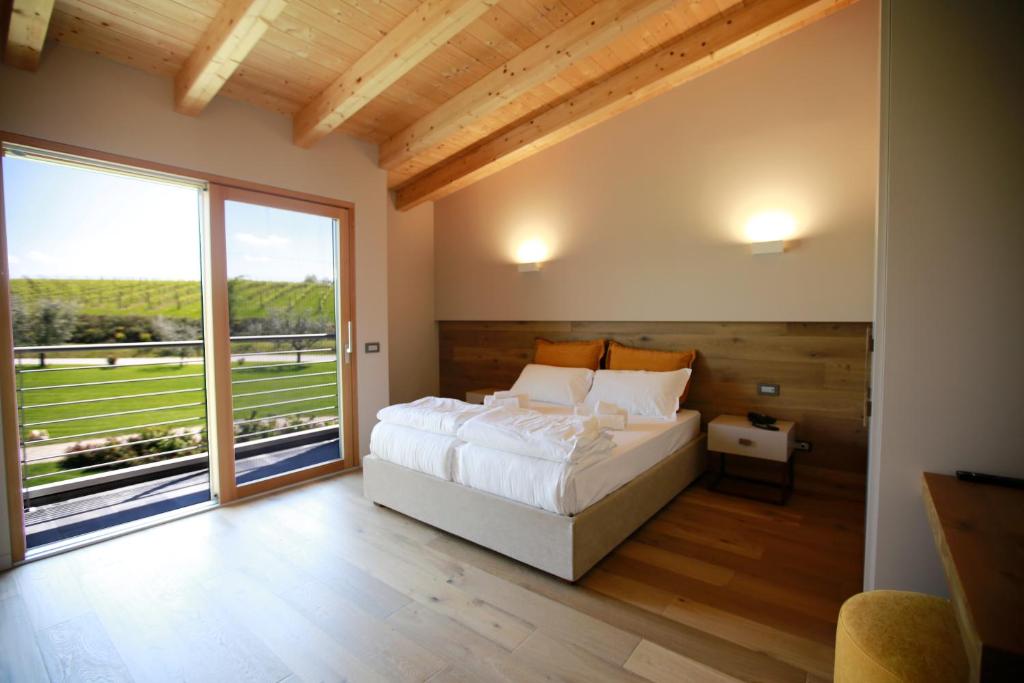 Posteľ alebo postele v izbe v ubytovaní COBUE "Wine resort & Spa"
