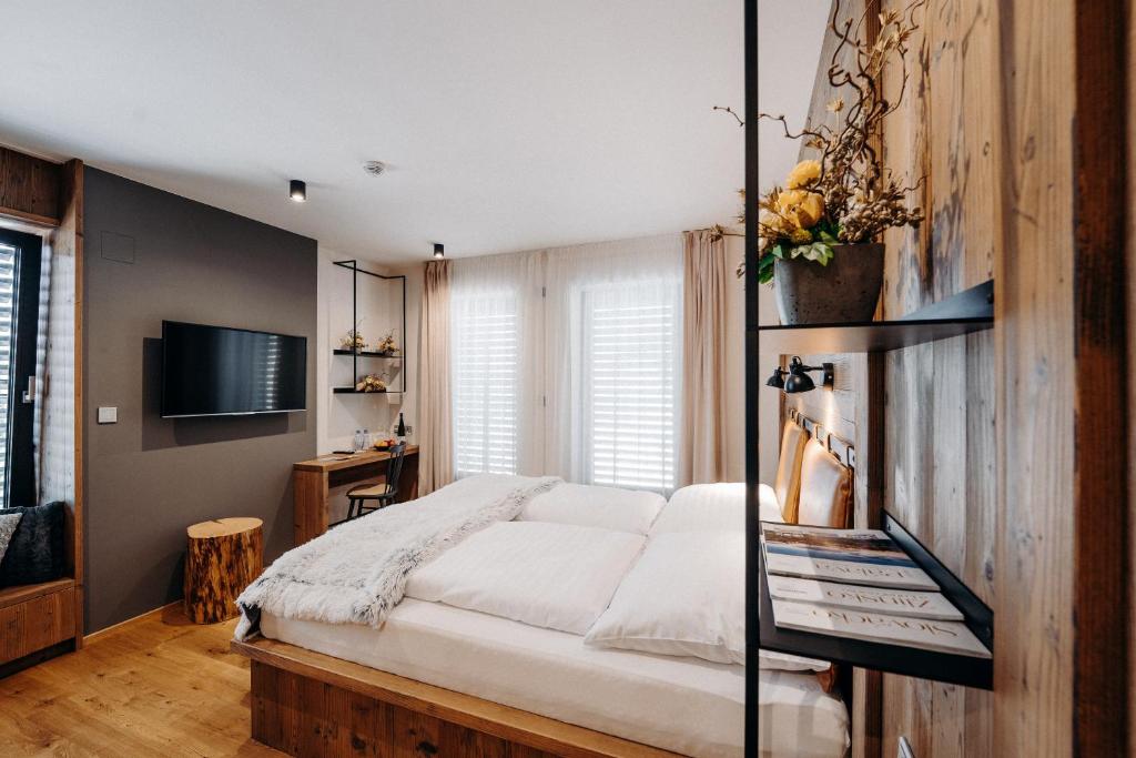 Televízia a/alebo spoločenská miestnosť v ubytovaní JOHAN HOTEL