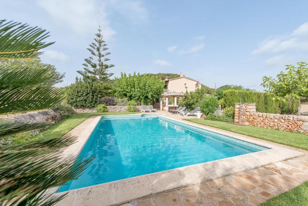 a swimming pool in a yard with a house at Finca Puig de l'Anar in Manacor