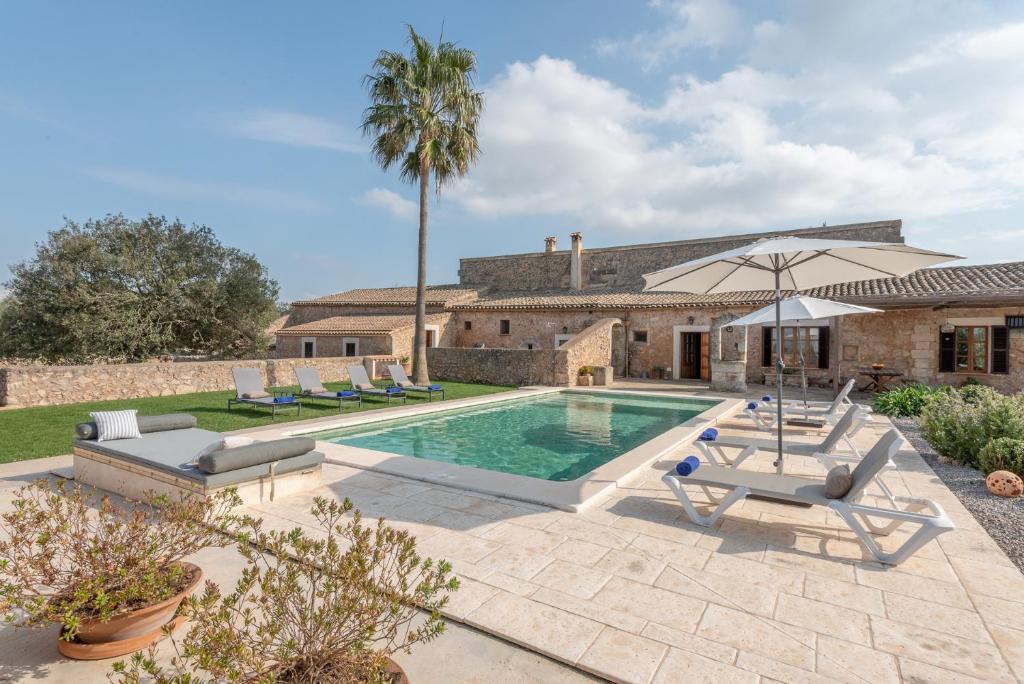 The swimming pool at or close to Finca Es Castellot Vell