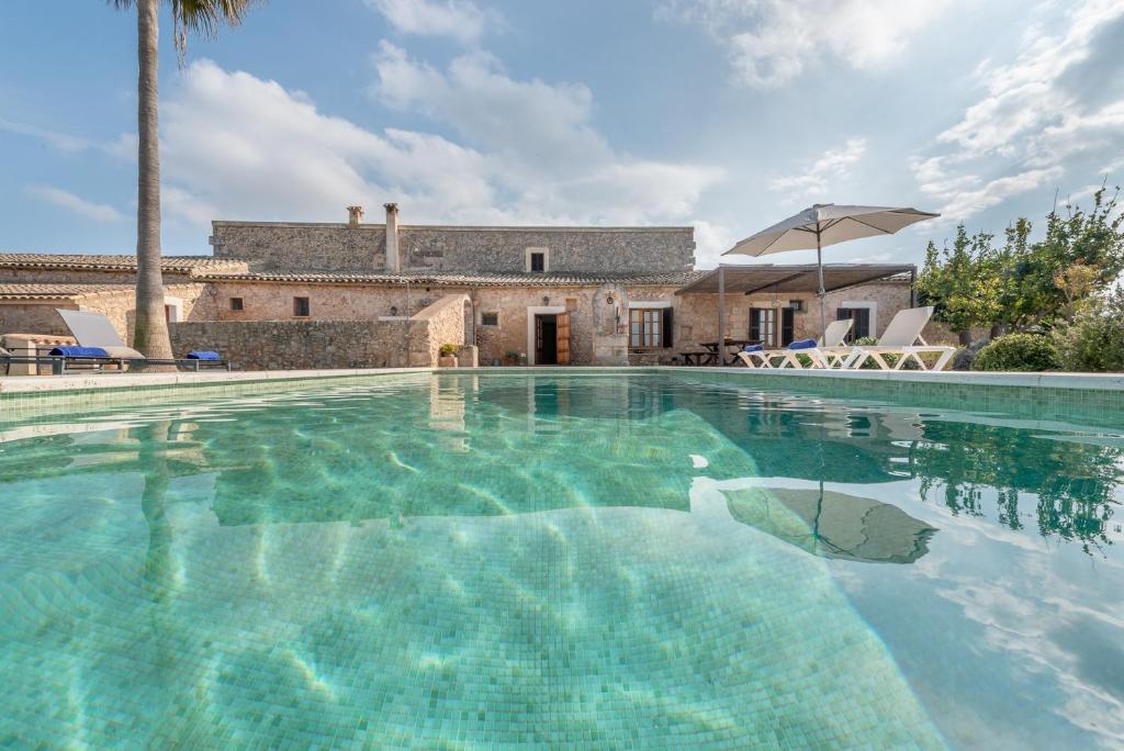 The swimming pool at or close to Finca Es Castellot Vell
