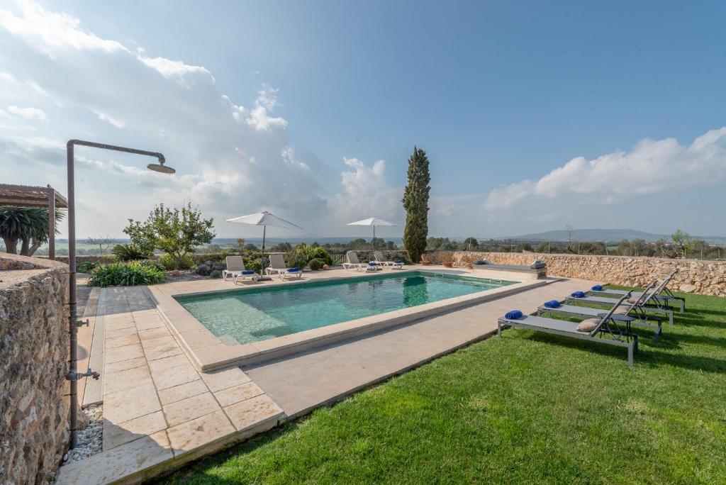 The swimming pool at or close to Finca Es Castellot Vell