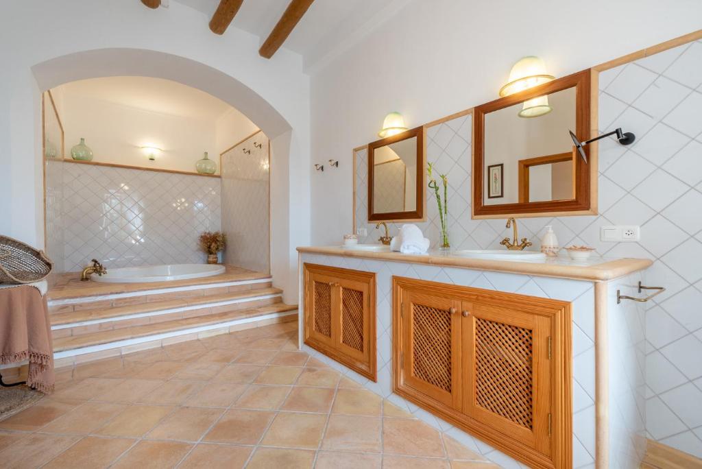 A bathroom at Finca Es Castellot Vell