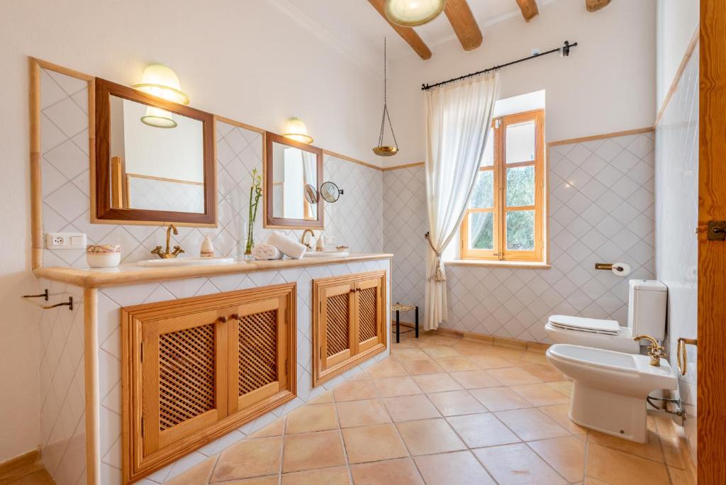 A bathroom at Finca Es Castellot Vell