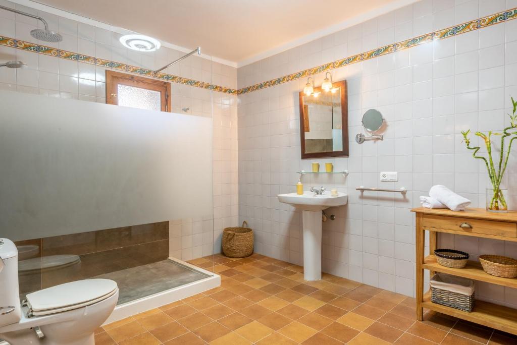 A bathroom at Finca Es Castellot Vell