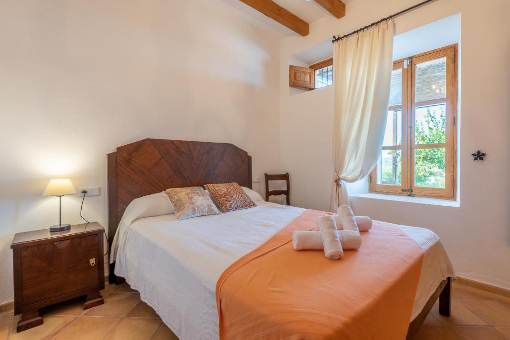 A bed or beds in a room at Finca Es Castellot Vell