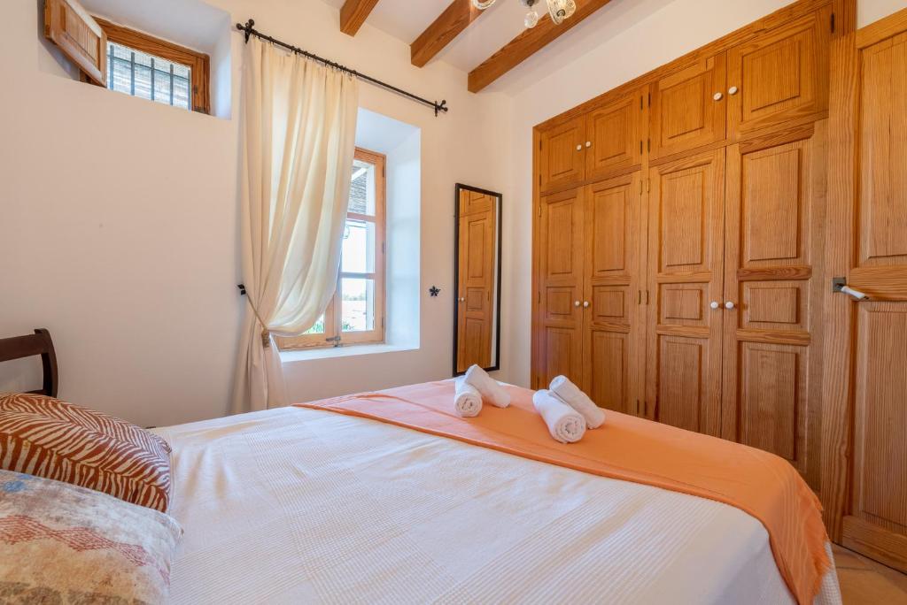 A bed or beds in a room at Finca Es Castellot Vell