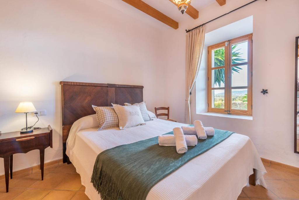 A bed or beds in a room at Finca Es Castellot Vell