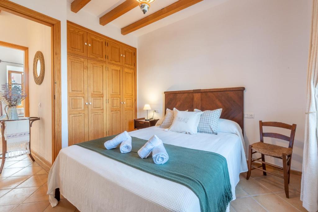 A bed or beds in a room at Finca Es Castellot Vell