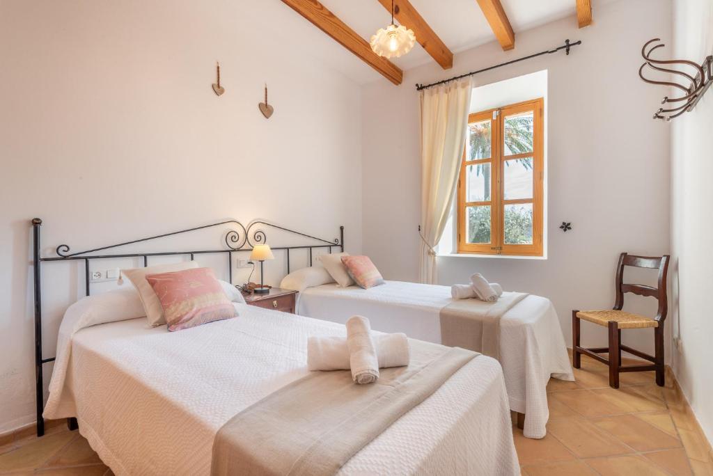 A bed or beds in a room at Finca Es Castellot Vell