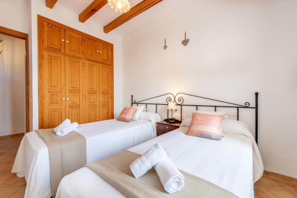 A bed or beds in a room at Finca Es Castellot Vell