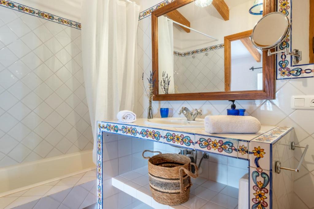A bathroom at Finca Es Castellot Vell