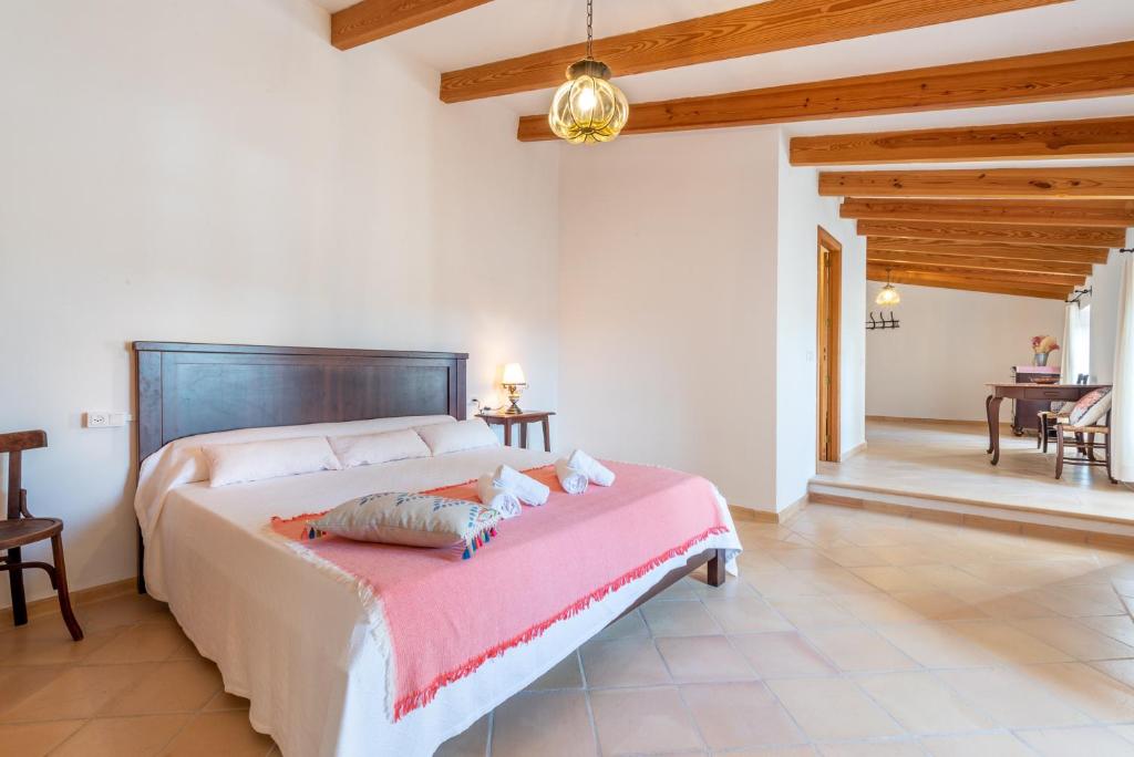 A bed or beds in a room at Finca Es Castellot Vell