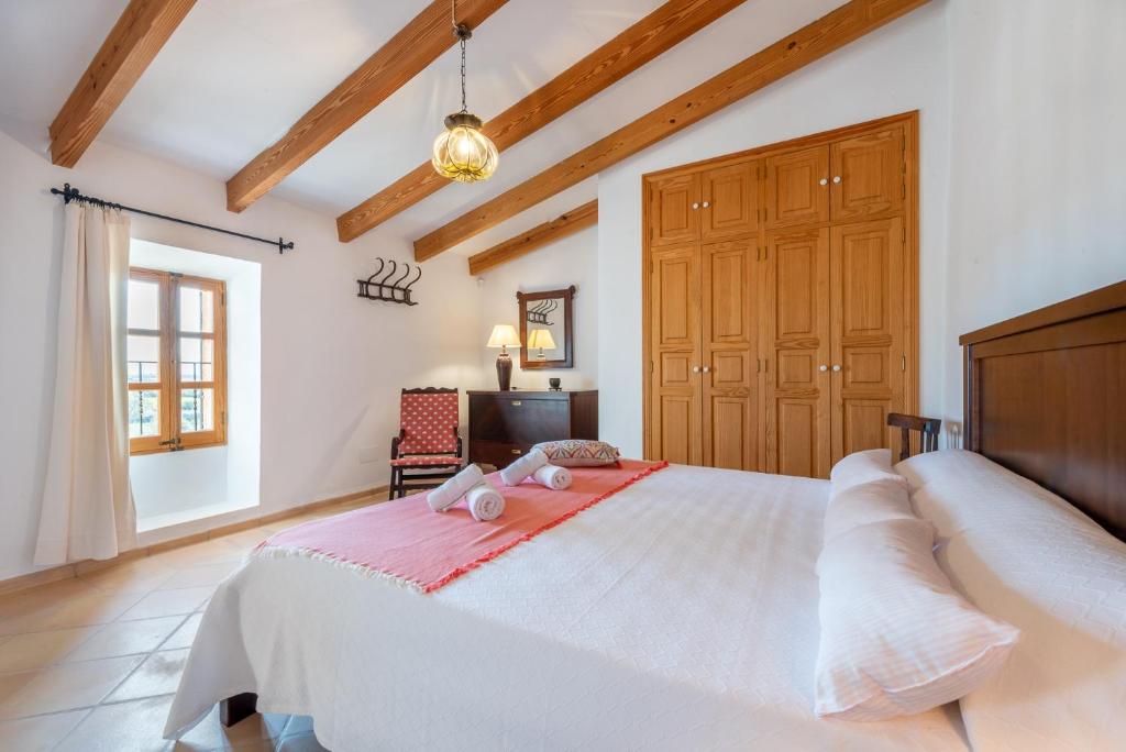 A bed or beds in a room at Finca Es Castellot Vell