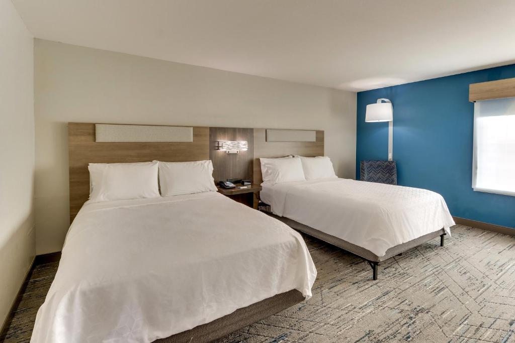 a hotel room with two beds and a blue wall at Holiday Inn Express & Suites - Ardmore by IHG in Ardmore