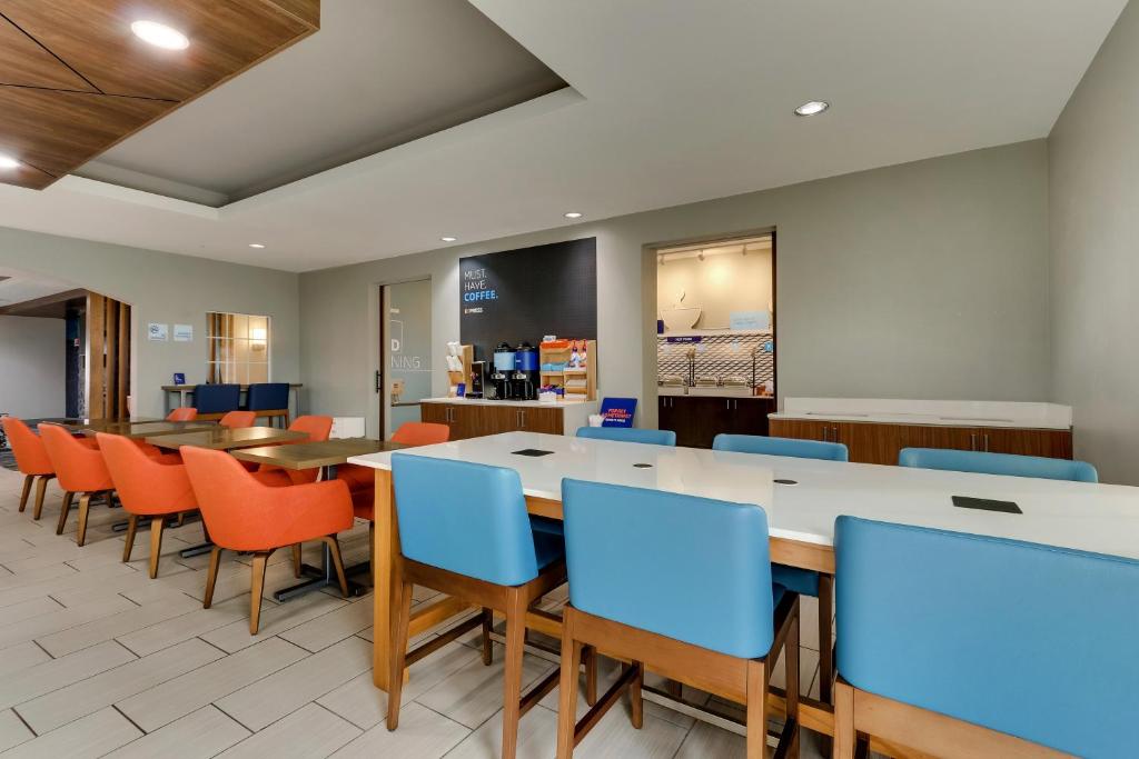 a dining room with a table and chairs at Holiday Inn Express & Suites - Ardmore by IHG in Ardmore