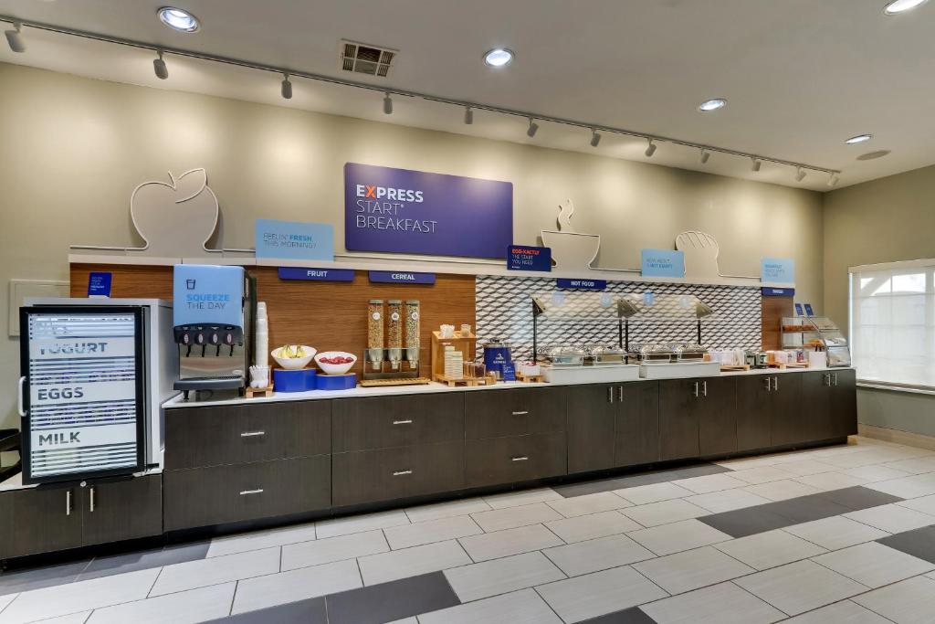 a fast food restaurant with a counter in a store at Holiday Inn Express & Suites - Ardmore by IHG in Ardmore