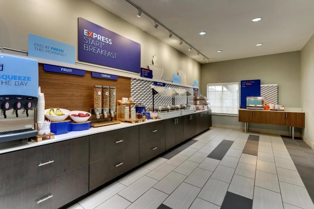 a store aisle with aasteryasteryasteryasteryasteryasteryasteryasteryasteryasteryastery at Holiday Inn Express & Suites - Ardmore by IHG in Ardmore