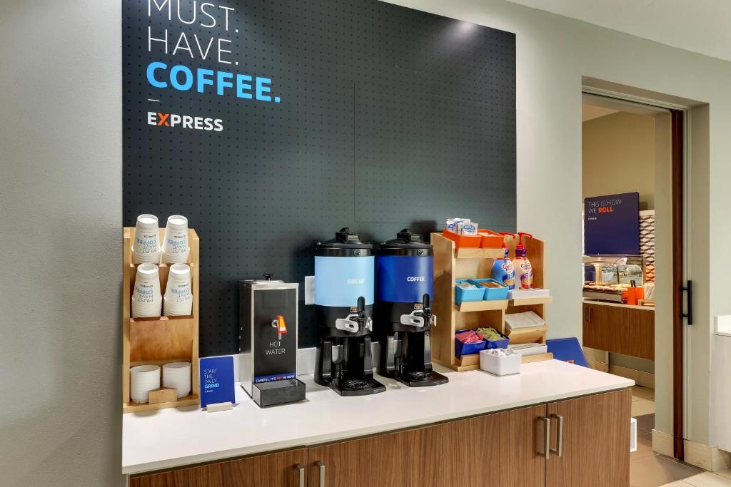 a coffee shop with a coffee machine on a counter at Holiday Inn Express & Suites - Ardmore by IHG in Ardmore