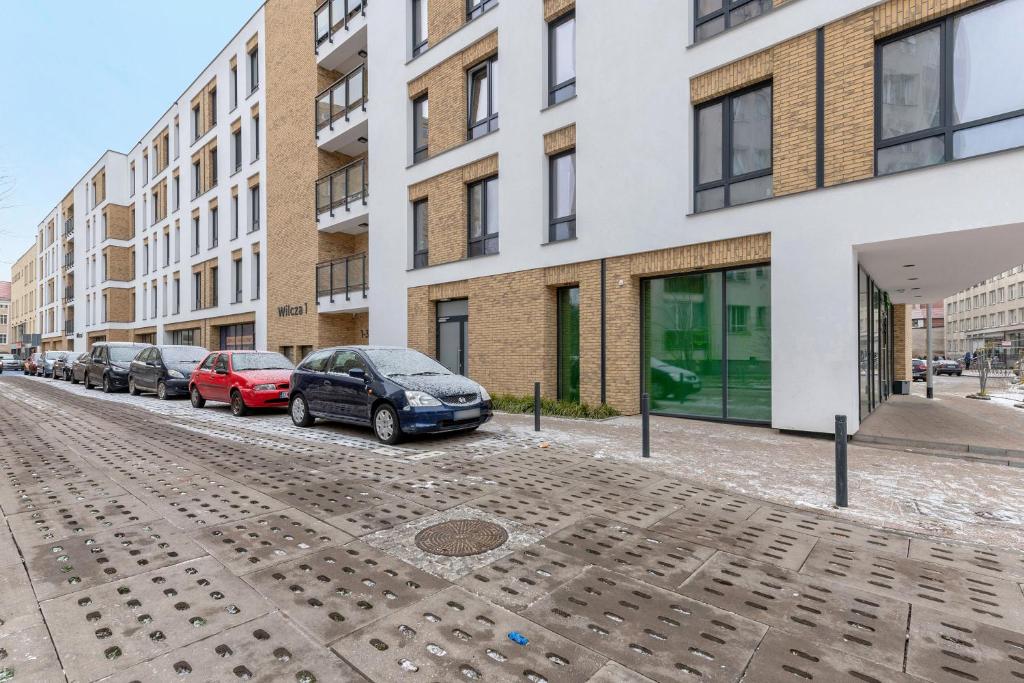 ulica z samochodami zaparkowanymi przed budynkami w obiekcie Comfort Apartments Wilcza w Gdańsku