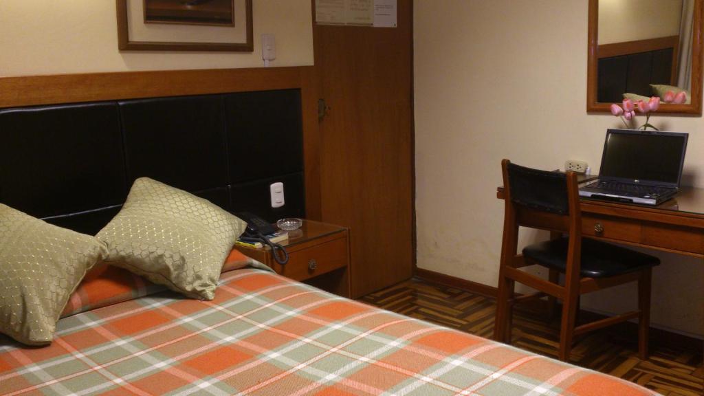Postel nebo postele na pokoji v ubytování Copacabana Hotel
