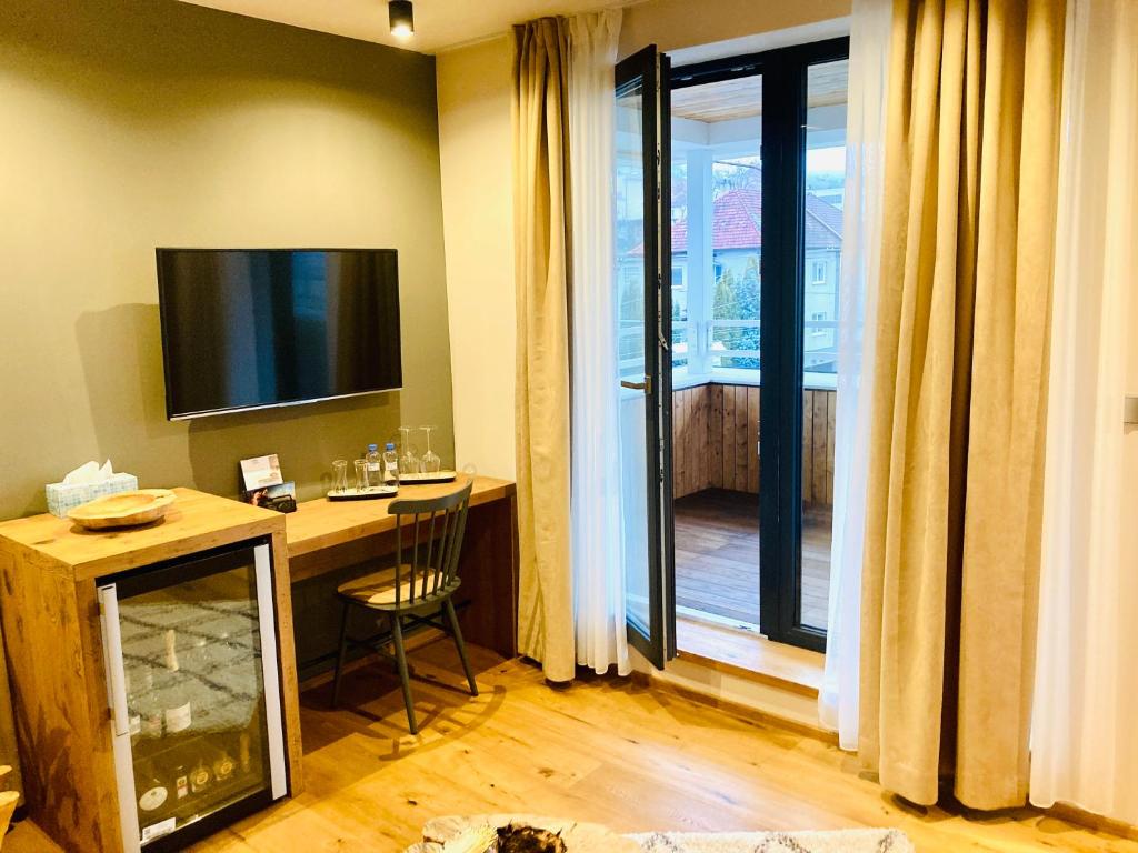 Televízia a/alebo spoločenská miestnosť v ubytovaní JOHAN HOTEL