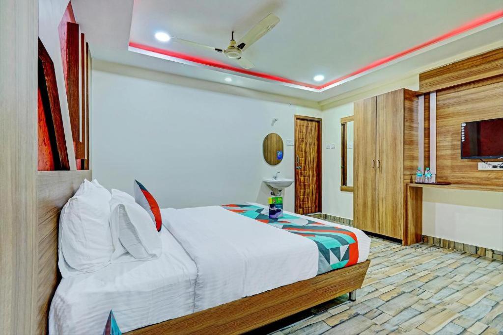 Schlafzimmer mit einem weißen Bett und einem TV in der Unterkunft The K11 Business Class-Near US Consulate in Chennai