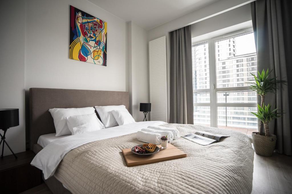 Posteľ alebo postele v izbe v ubytovaní oompH Warsaw Central Luxurious Air-Conditioned Apartment with Balcony