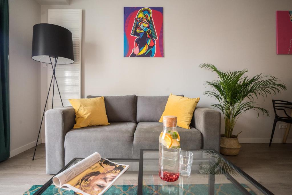 Posedenie v ubytovaní oompH Warsaw Central Luxurious Air-Conditioned Apartment with Balcony