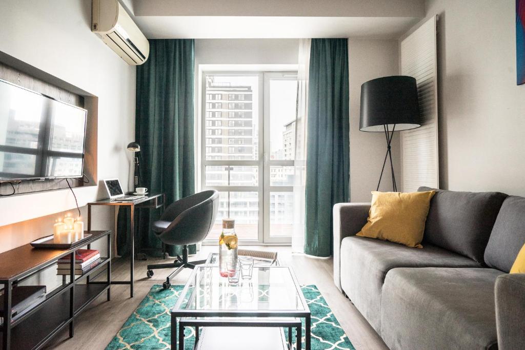 Posedenie v ubytovaní oompH Warsaw Central Luxurious Air-Conditioned Apartment with Balcony