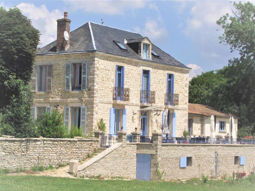 une ancienne maison en pierre avec un mur en pierre dans l'établissement Villa Panama, à Barbirey-sur-Ouche