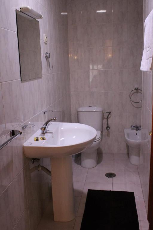 Uma casa de banho em Alojamento Local Tamega