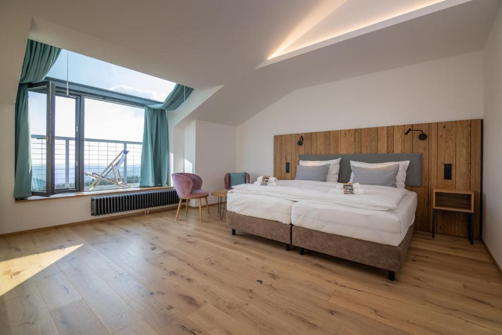 Postel nebo postele na pokoji v ubytování Erlebachova Bouda, hotel - Resort Svatý František