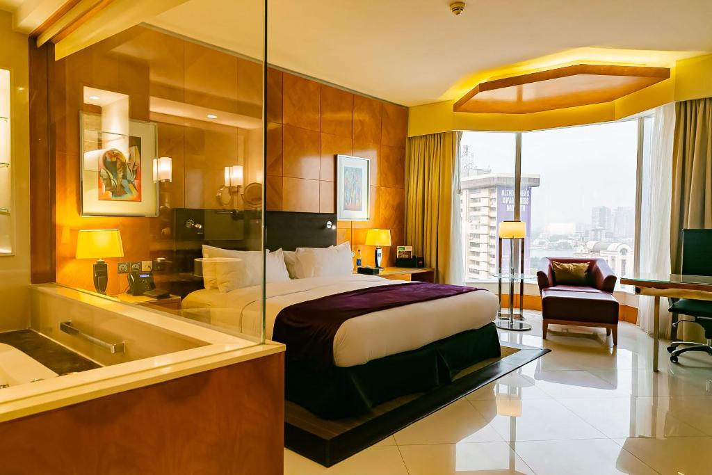Rúm í herbergi á Lagos Continental Hotel