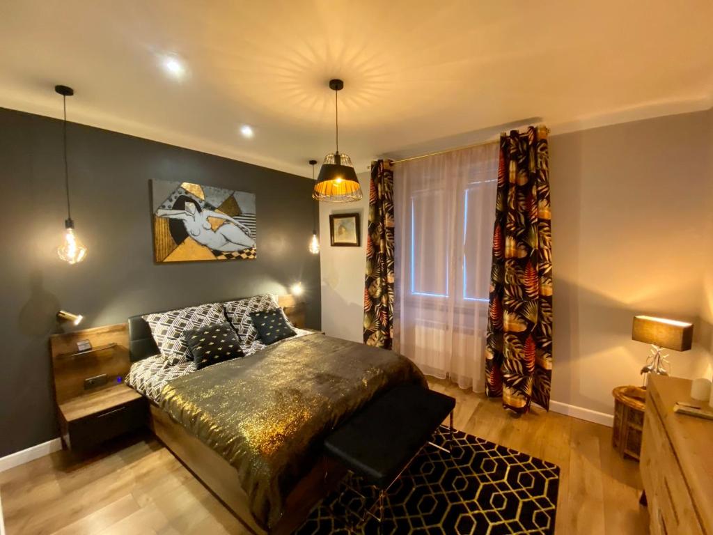 Schlafzimmer mit einem Bett und einem Fenster in der Unterkunft Apartament Golden Art in Mielec