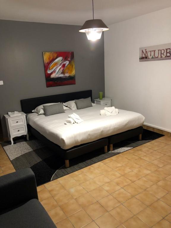 a bedroom with a bed in a room at Appartement LOGIS DES MARAIS in Saint-Philbert-de-Grand-Lieu