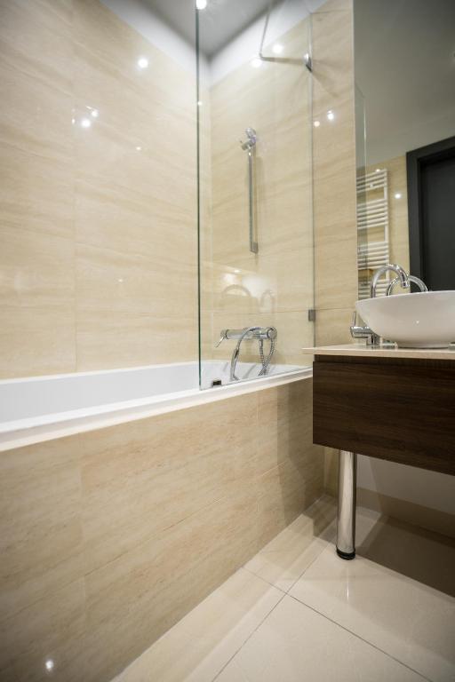 Kúpeľňa v ubytovaní oompH Warsaw Central Luxurious Air-Conditioned Apartment with Balcony