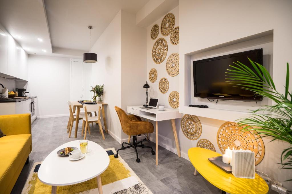 Posedenie v ubytovaní oompH Warsaw Central Luxurious Air-Conditioned Apartment with Balcony
