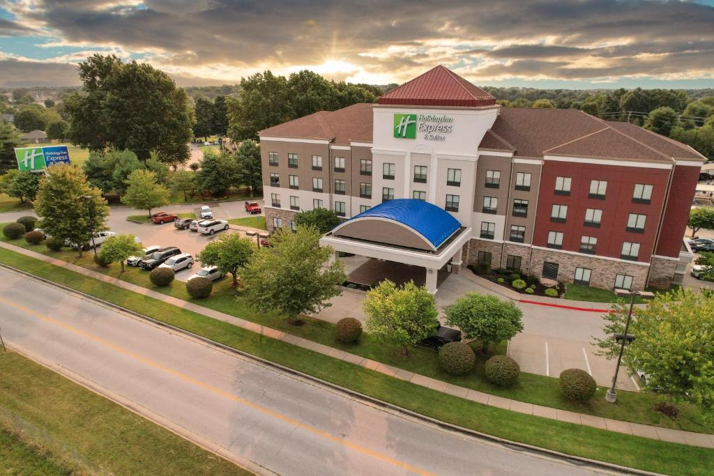 uma vista superior de um hotel com um edifício em Holiday Inn Express and Suites Springfield Medical District, an IHG Hotel em Springfield